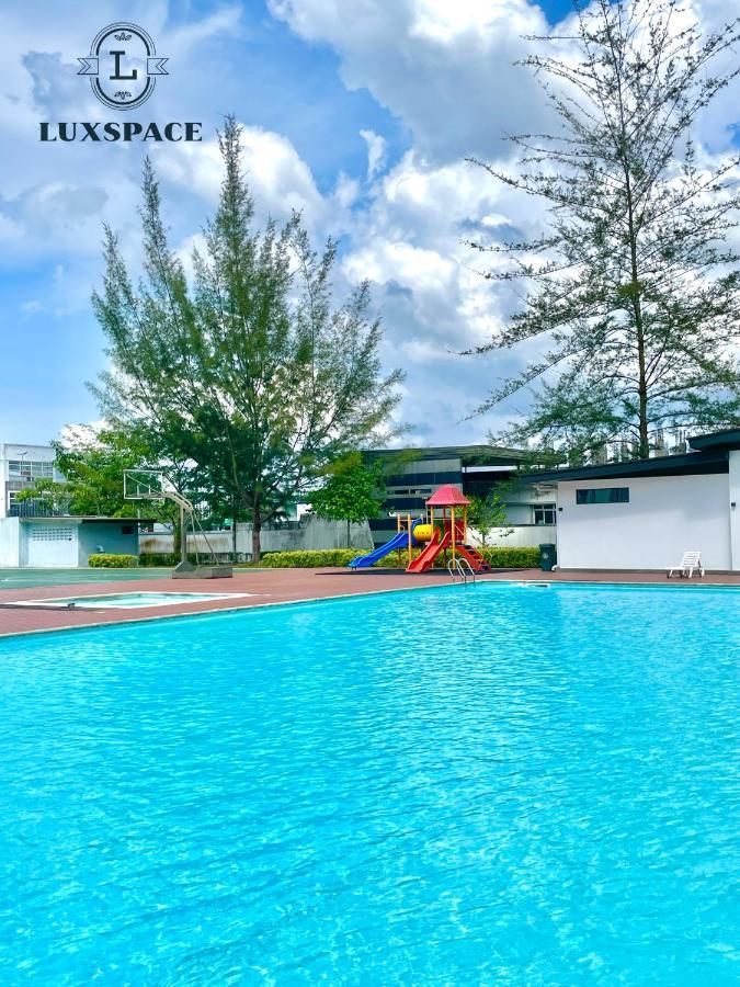 Near Batu Kawa Cozy P Apartment
